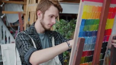 Sanat stüdyosunda resim yapan ciddi bir adamın portresi yaratıcı faaliyetlere odaklandı.