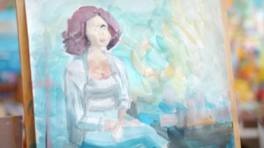 Afro-Amerikalı bir kızın güzel portresini yaparken yakın plan çekilmiş.