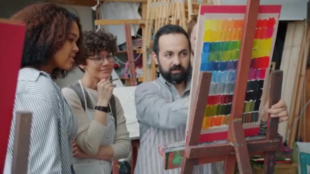 Skupina mladých lidí umění studenti sledují zkušený výtvarník kreslení obrazu mluví učení — Stock video
