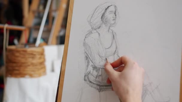 Közelkép a férfiak kéz rajzoló portré a nő az óra során a művészeti iskolában — Stock videók