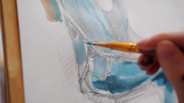 Närbild av smutsig hand täckt med färg färg porträtt av kvinna med akvareller — Stockvideo