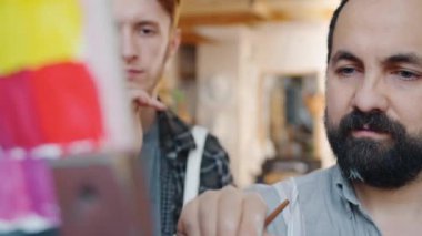 Yetenekli bir sanatçı genç bir öğrenciye resim yapmayı öğretiyor.