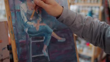 Stüdyoda kadın portresi yapan deneyimli erkek sanatçının yavaş çekimi.