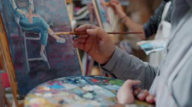 Atölyede çalışan erkek ressamların yavaş çekimde çekimleri