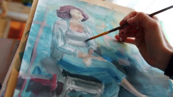 Festékkel borított kézfestészet portré a nő művészeti órán — Stock videók