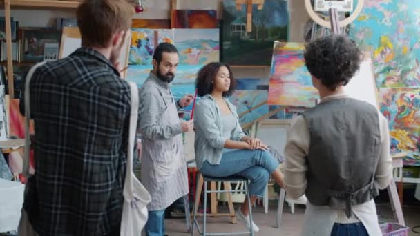 Erfaren konstlärare talar i målning klass förklara teori för grupp av studenter — Stockvideo