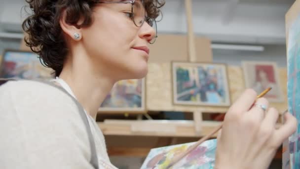 Közelkép fiatal hölgy festő létrehozása gyönyörű kép festés akvarell portré — Stock videók