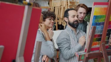 Deneyimli bir ressam, gençlere resim çizmeyi ve konuşmayı öğretiyor.