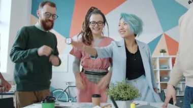 Çok ırklı meslektaşlar birliği ve başarıyı kutlamak için kolları sıvadı.