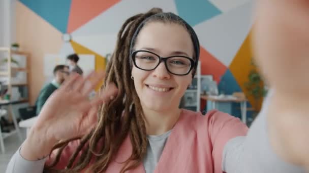 Portrét šťastné ženy dělat on-line video hovor z kanceláře mluvení při pohledu do kamery — Stock video