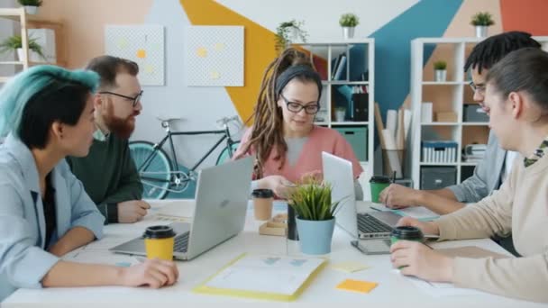 Portrait de jeunes gens heureux collègues riant et parlant dans un bureau partagé — Video