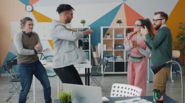 Ofiste dans eden, iş arkadaşlarıyla eğlenen Afro-Amerikalı bir adamın portresi.