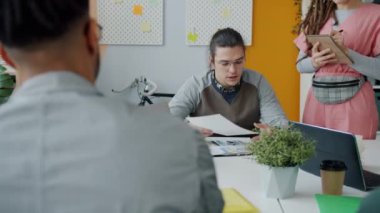 Çılgın patron toplantı sırasında çalışanlardan memnun olmayan bir grup çalışana bağırıyor.