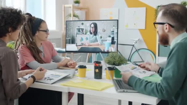 Groupe de gens d'affaires à l'écoute des jeunes femmes par vidéoconférence — Video