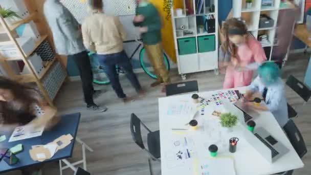創造的なオフィスで一緒に働く女の子と男のビジネスチームの時間の経過 — ストック動画
