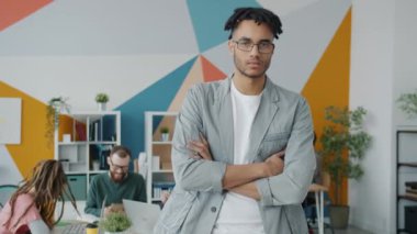 Ciddi bir Afro-Amerikan işadamının portresi.