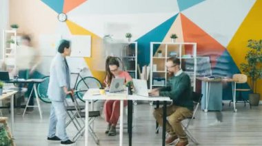 Modern ofiste iş birliği yapan bir grup insanın zaman aşımı konuşması.