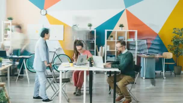 近代的なオフィスで働く人々のグループの時間の経過は協力して話す — ストック動画