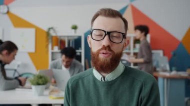 İş yerindeki çevrimiçi video görüşmesi sırasında konuşan ve hareket eden çekici ofis çalışanının portresi