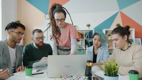Professionele ontwerpers mannen en vrouwen praten op zoek naar laptop scherm in kantoor — Stockvideo