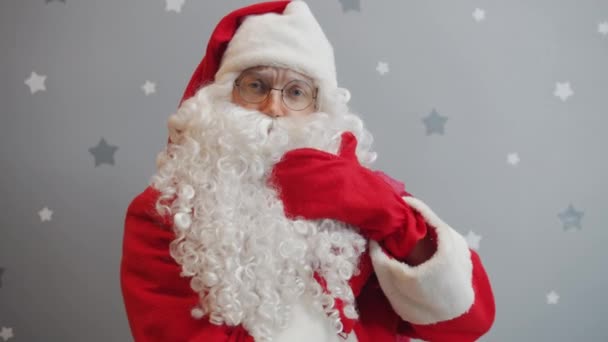 Portret Świętego Mikołaja pędzi z torbą prezentów po obejrzeniu zegarka na Boże Narodzenie — Wideo stockowe
