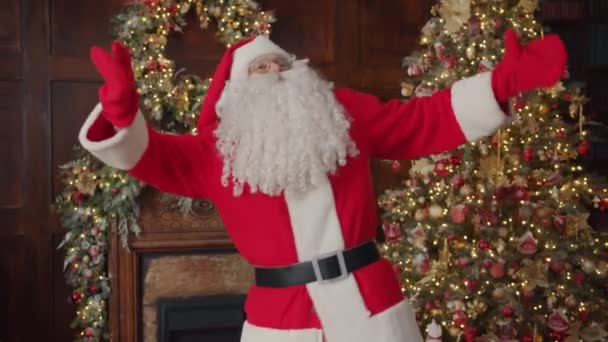 Geleneksel kostümlü mutlu Noel Baba portresi dekore edilmiş evde dans ediyor. — Stok video