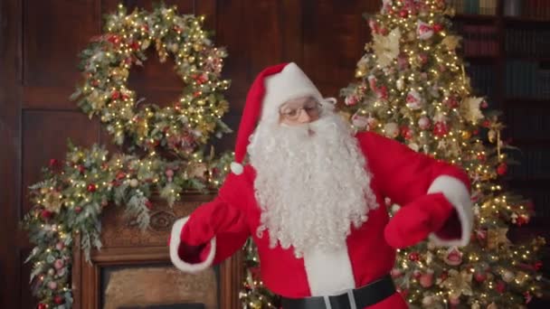 Portrait of guy in Santa Claus costume dancing in beautiful room indoors — Stock Video