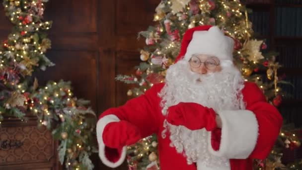 Noel Baba 'nın yavaş çekimde dans etmesi kollarını oynatması geleneksel tatilin tadını çıkarması. — Stok video