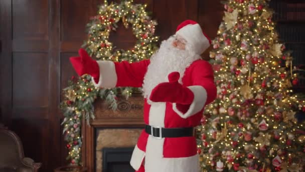 Cámara lenta de Santa Claus feliz bailando en el interior en el día de Año Nuevo divirtiéndose — Vídeos de Stock