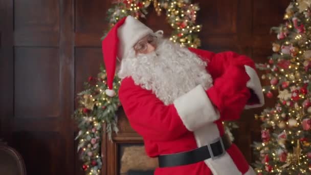 Portret van grappige Kerstman dansen thuis op kerstavond alleen — Stockvideo