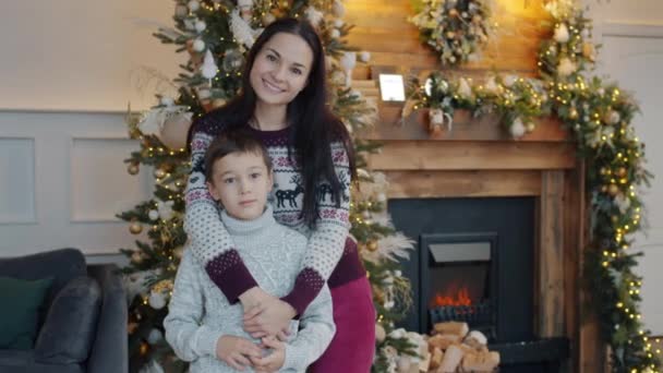 Портрет молодої жінки і хлопчика в прикрашеному будинку на Новий рік. — стокове відео