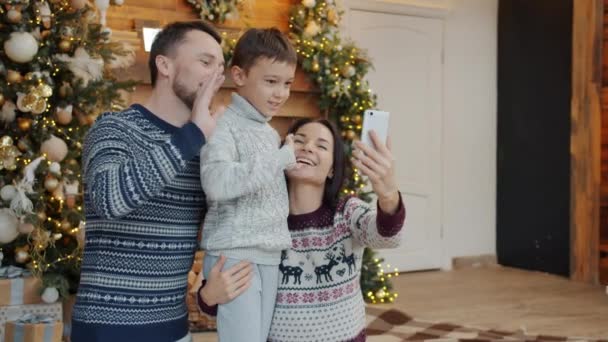 Donna, uomo e bambino che parlano online tramite videochiamata utilizzando lo smartphone il giorno di Capodanno — Video Stock