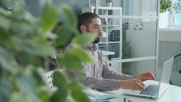 Zeitlupe von unglücklichen arabischen Mann Geschäftsmann mit Laptop schlagen Tisch und verlassen Büro — Stockvideo