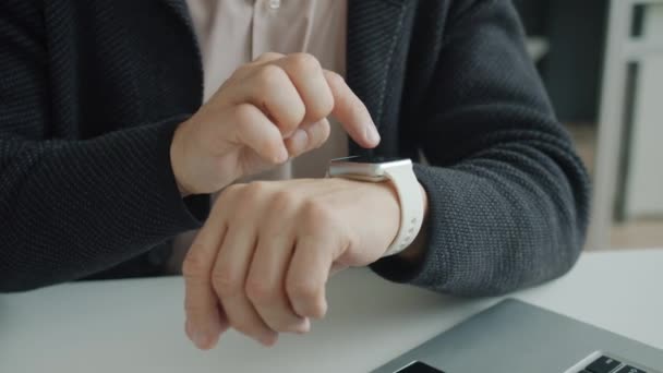 Close-up da mão do homem usando a tela de toque do relógio inteligente digital no escritório — Vídeo de Stock