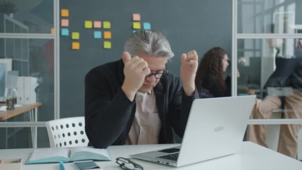 不快乐的成熟男性办公室职员在工作场所使用笔记本电脑和感觉失败 — 图库视频影像