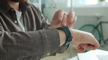 Dijital saat ekranı araklayan adamların yakın çekim görüntüleri akıllı aygıtla iletileri kontrol ediyor