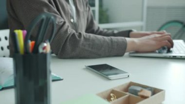 Erkeklerin ellerinin bilgisayarla yazı yazarken yakın plan çekimleri. Sonra da akıllı telefon kullanıyorlar.