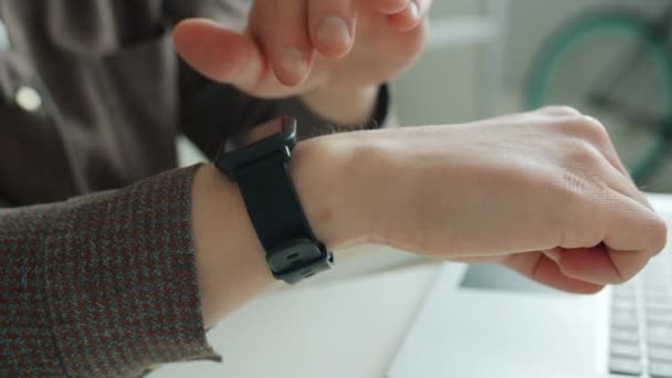 Крупный план бизнесменов, трогающих вручную дисплей с умным экраном часов в офисе — стоковое видео