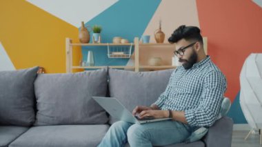 Evden dizüstü bilgisayarla çalışan ciddi bir Ortadoğu serbest çalışanı.