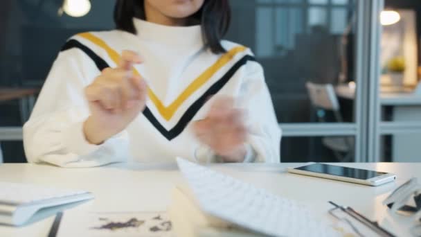 Las manos femeninas escribiendo con el teclado de la computadora y luego tocar la pantalla del teléfono inteligente en la oficina — Vídeo de stock