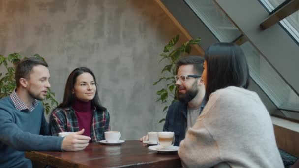 Guy κάνει online πληρωμή με έξυπνο ρολόι στο καφέ μιλώντας με φίλους στο τραπέζι — Αρχείο Βίντεο