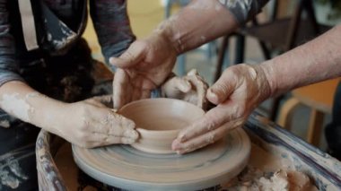 Elleri seramik kaseyi fırlatan adam ve çocukların sinemada döndüğü döngü.