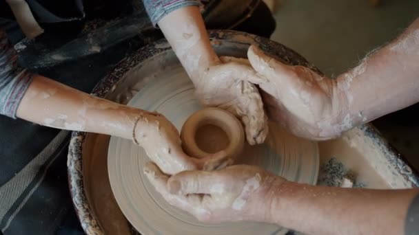 Top pohled na chlapce a muže ruce tvarování hlíny do hrnce práce v keramice studio — Stock video