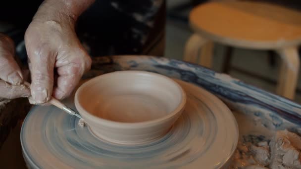有经验的陶工，用专业工具和抛轮装饰模制碗 — 图库视频影像