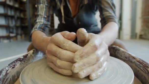 Время истекает крупным планом руки людей, работающих с глиняной керамикой в мастерской керамики — стоковое видео