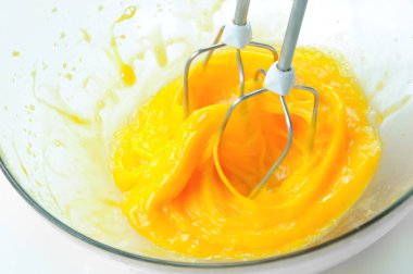 Yumurta (çekimde yenerek elektrikli karıştırıcı çırpıcı)