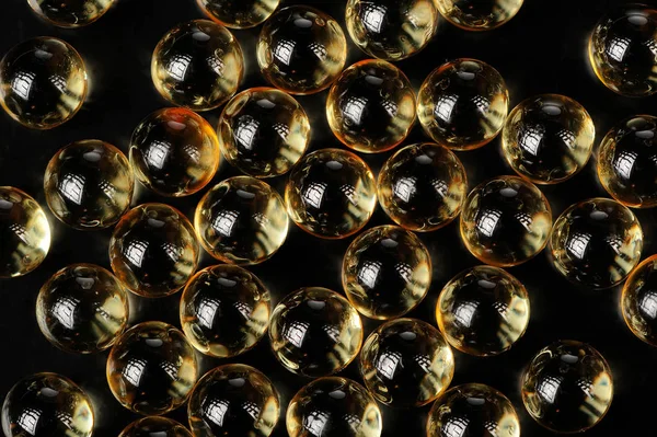 黒い背景に油 ビタミン カプセル マクロ — ストック写真