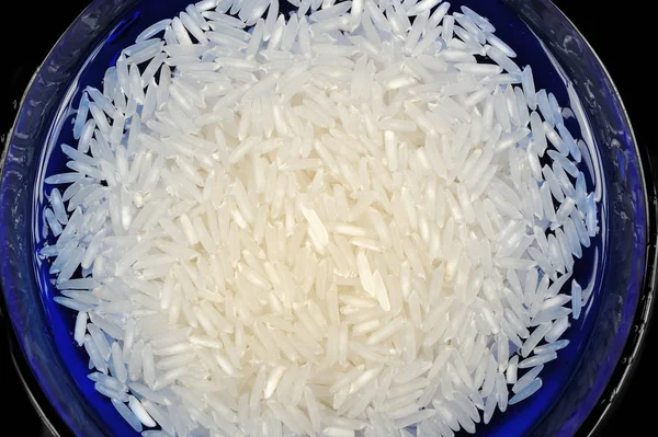 Ρύζι Μακρύκοκο Εμποτισμένο Νερό Μπλε Μπολ Γκρο Πλαν — Φωτογραφία Αρχείου