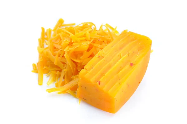 Kawałek sera i stos tartej sera na białym tle — Zdjęcie stockowe