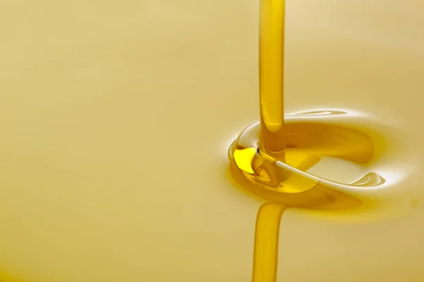 Verter aceite de oliva con espacio de copia — Foto de Stock